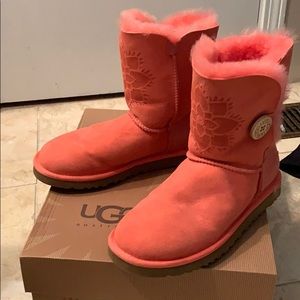 Gently worn Bailey Button peach colored UGG size 6